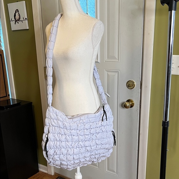 BIG Puffer Bag NWOT Adjustable Strap Shoulder or Crossbody - Picture 2 of 8